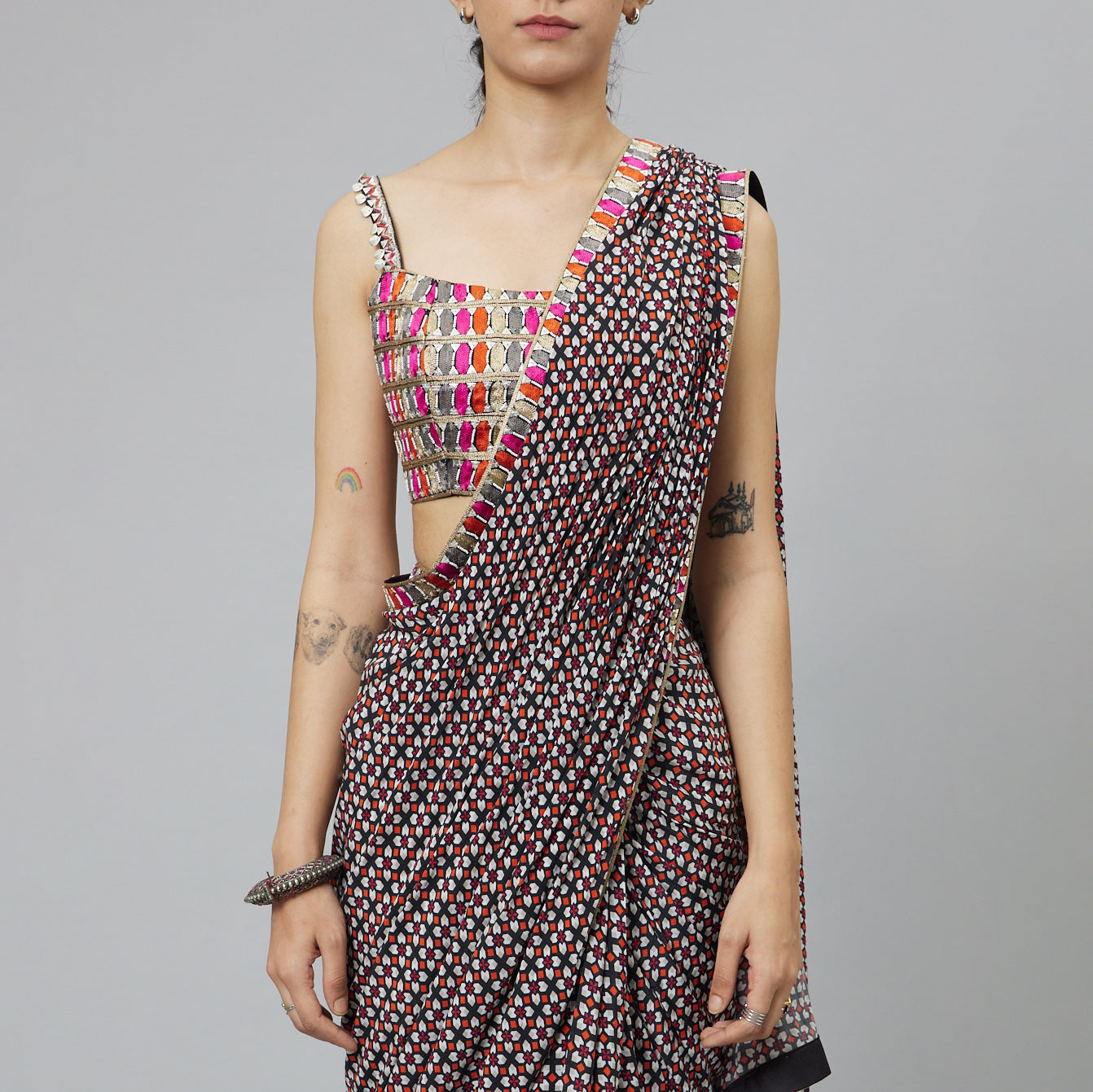 BLACK GEOMETRIC PRINT CASCASE SAREE SET