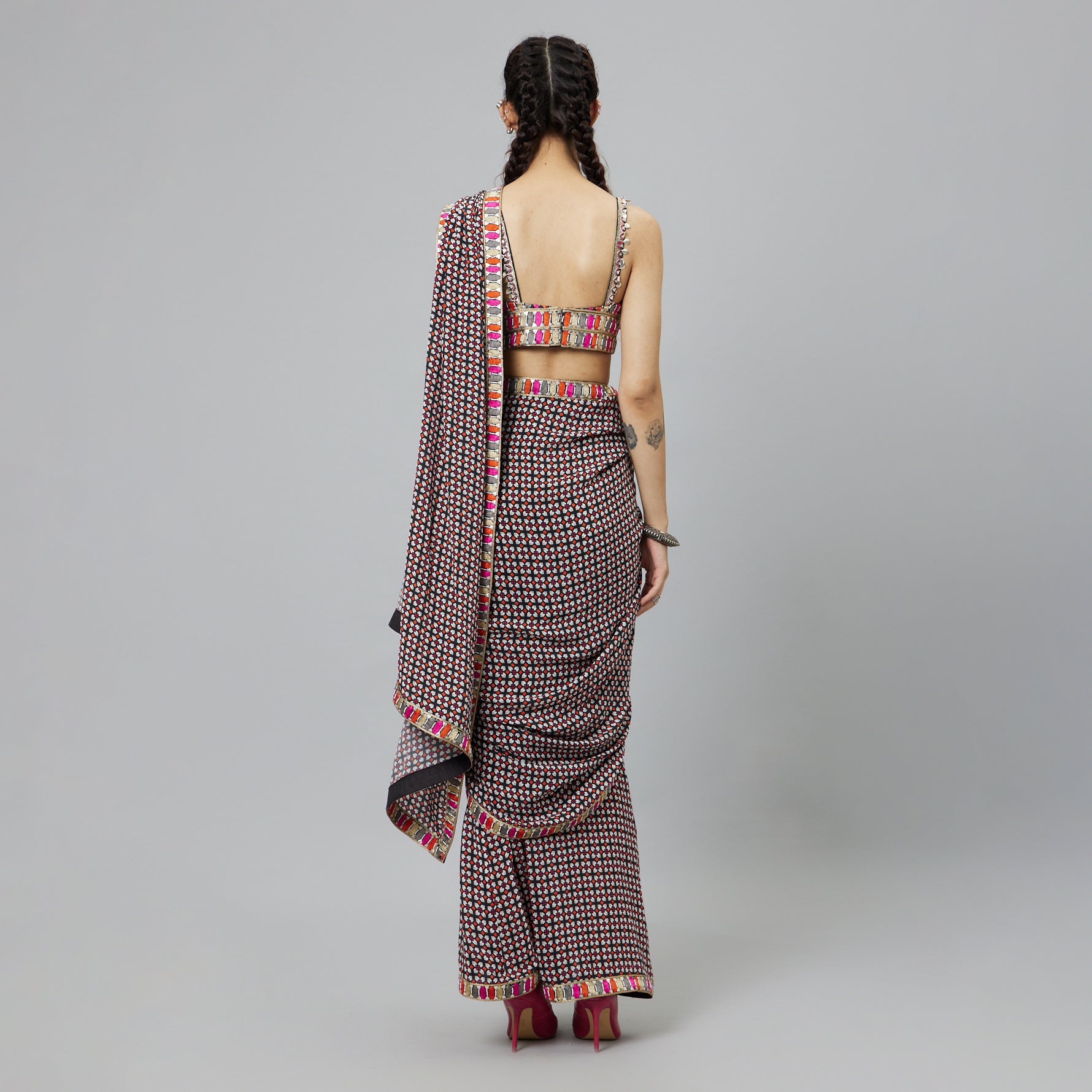 BLACK GEOMETRIC PRINT CASCASE SAREE SET