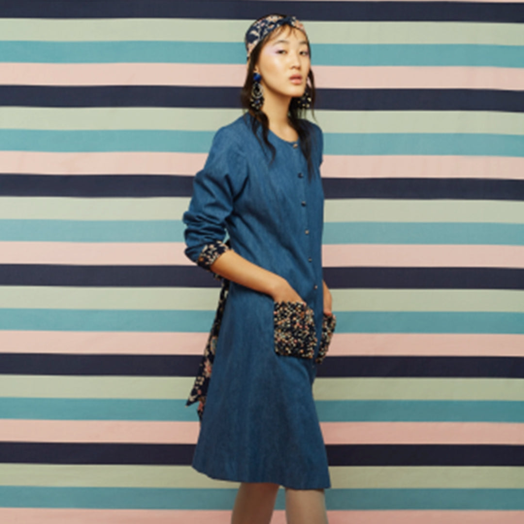 JACKET DRESS- DENIM JACKET DRESS WITH FLORAL PRINT
LINING, TIE UP BELT AT THE BACK AND POTLI TEXTURED
PATCH POCKETS.